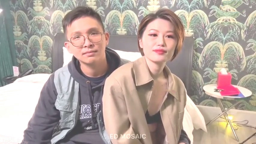 STP26609 绿帽老公带着年轻的漂亮老婆参加淫乱的4P聚会❤️一女战三男完美露脸